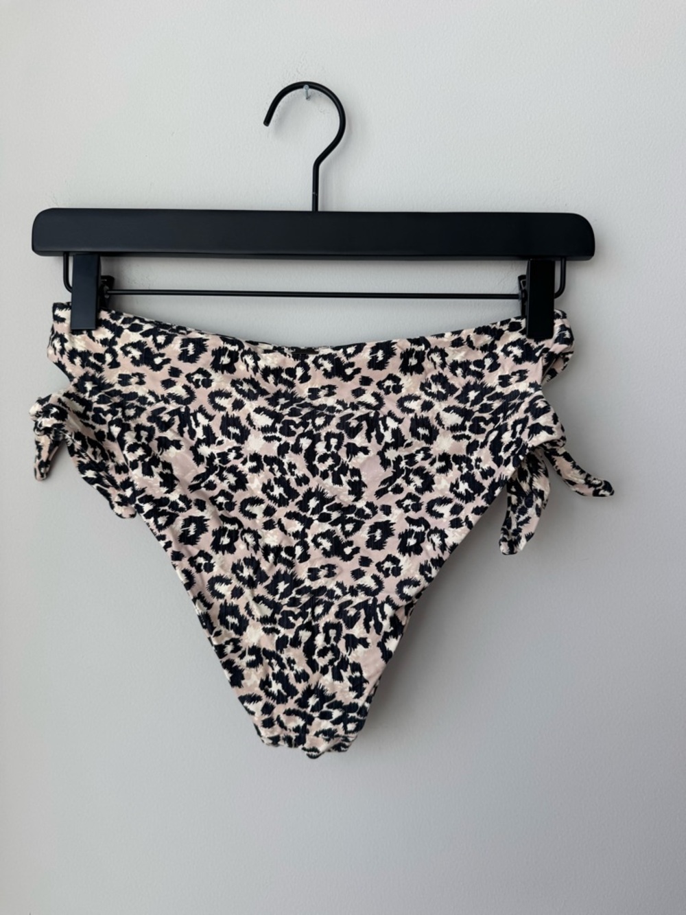 O'Neill Margaux Lace-up Bandeau Top(M) & Tie Side Hi-waist Bottoms(S) in Leopard - Picture 4 of 6